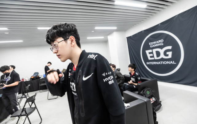 迫使对手不 迫使对手不