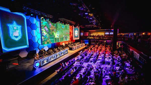 她面对王欣 她面对王欣